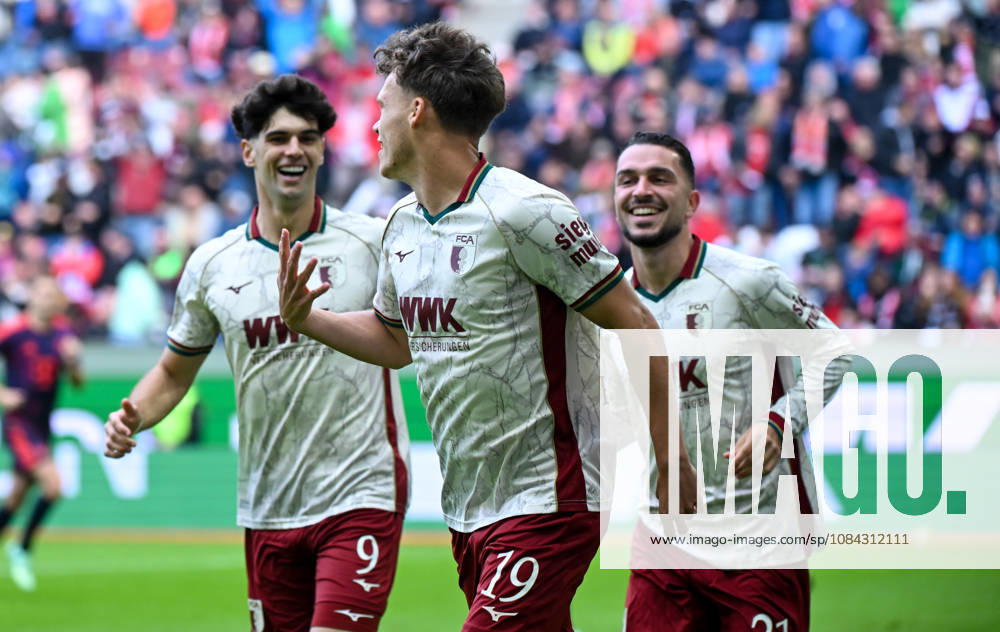 Soccer, Bundesliga 1, FC Augsburg vs. Bayern Munich – Robin Fellhauer, FC Augsburg, celebrating, goal celebration, celebrating the goal, cheering over the 1–0 goal. DFL and DFB regulations prohibit any use of photographs as image sequences and or quasi-video. Augsburg