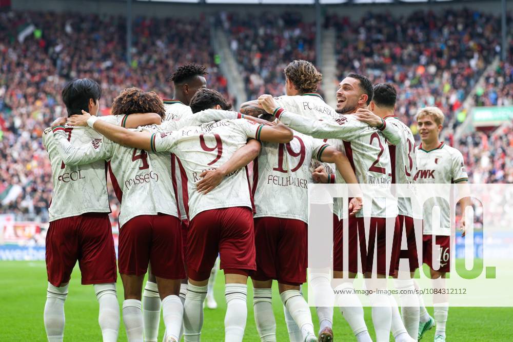 The team celebrates Robin Fellhauer s goal, making the score 19–10, FC Augsburg vs. FC Bayern Munich, Soccer, Bundesliga 1, Matchday 5, October 10, 2026. DFB and DFL regulations prohibit any use of photographs as image sequences and or quasi-video. Augsburg, Bayern, Germany