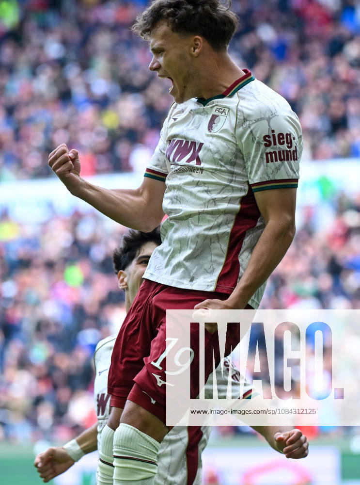 Soccer, Bundesliga 1, FC Augsburg vs. Bayern Munich – Robin Fellhauer, FC Augsburg, celebrating, goal celebration, celebrating the goal, cheering over the 1–0 goal. DFL and DFB regulations prohibit any use of photographs as image sequences and or quasi-video. Augsburg