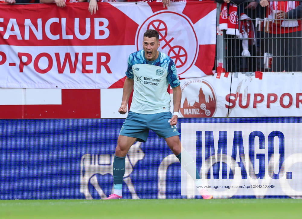 Bundesliga Soccer, 1 FSV Mainz 05 vs. Bayer 04 Leverkusen, from left, goal celebration for the 0–2 goal by Patrik Schick of Bayer 04 Leverkusen, Goal celebration, celebrating the goal. DFL and DFB regulations prohibit any use of photographs as image sequences and or quasi-video.