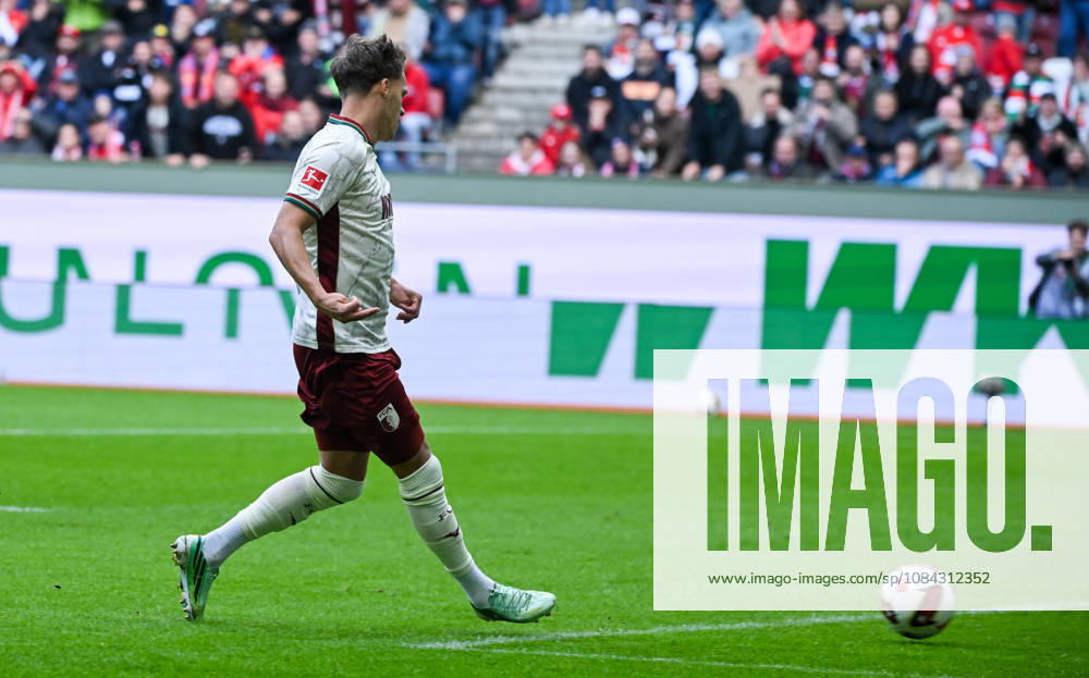 Soccer, Bundesliga 1, FC Augsburg vs. Bayern Munich – Robin Fellhauer (FC Augsburg) scores the goal, making it 1–0. DFL and DFB regulations prohibit any use of photographs as image sequences and or quasi-video. Augsburg