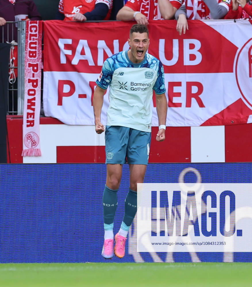 Bundesliga Soccer, 1 FSV Mainz 05 vs. Bayer 04 Leverkusen, from left, goal celebration for the 0–2 goal by Patrik Schick of Bayer 04 Leverkusen, Goal celebration, celebrating the goal. DFL and DFB regulations prohibit any use of photographs as image sequences and or quasi-video.