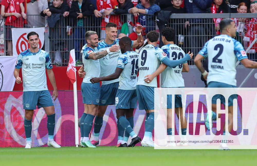 Bundesliga Soccer, 1 FSV Mainz 05 vs. Bayer 04 Leverkusen, from left, goal celebration for the 0–2 goal by Patrik Schick of Bayer 04 Leverkusen, Goal celebration, celebrating the goal. DFL and DFB regulations prohibit any use of photographs as image sequences and or quasi-video.