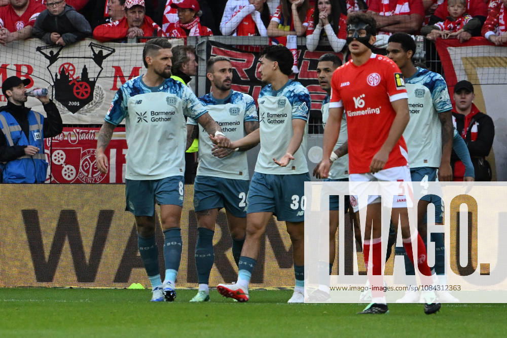 Soccer, Bundesliga 1, FSV Mainz 05 vs. Bayer 04 Leverkusen: Goal celebration after Robert Andrich’s goal (0–1) for Bayer 04 Leverkusen. DFL and DFB regulations prohibit any use of photographs as image sequences and or quasi-videoEO Mainz
