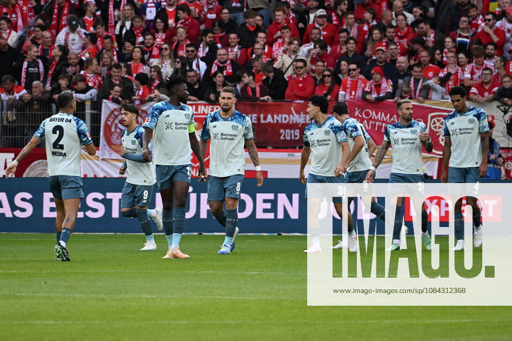 Soccer, Bundesliga 1, FSV Mainz 05 vs. Bayer 04 Leverkusen: Goal celebration after Robert Andrich’s goal (0–1) for Bayer 04 Leverkusen. DFL and DFB regulations prohibit any use of photographs as image sequences and or quasi-videoEO Mainz