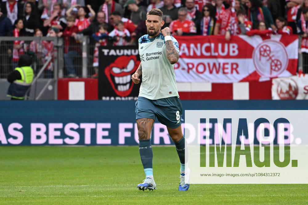 Soccer, Bundesliga 1, FSV Mainz 05 vs. Bayer 04 Leverkusen: Goal celebration after Robert Andrich’s goal (0–1) for Bayer 04 Leverkusen. DFL and DFB regulations prohibit any use of photographs as image sequences and or quasi-videoEO Mainz