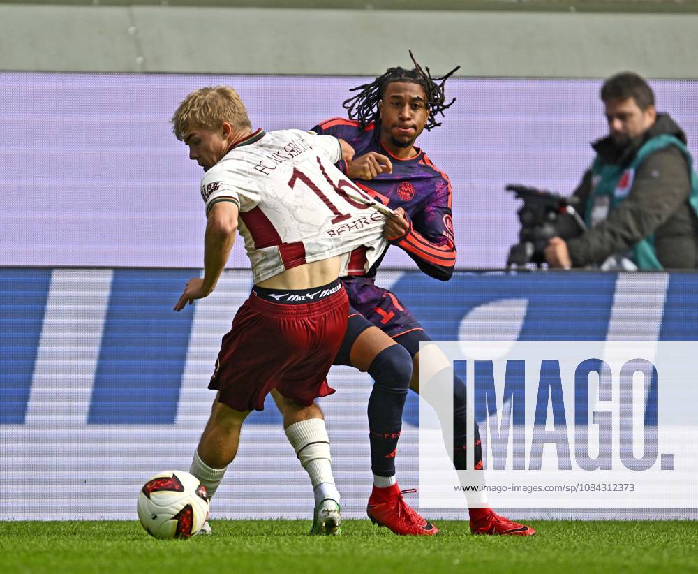 2026–2027 Bundesliga Season, Matchday 5, FC Augsburg vs. FC Bayern Munich, at the WWK Arena in Augsburg, from left: Michael Olise (FC Bayern Munich) vs. Hennes Behrens (FC Augsburg)