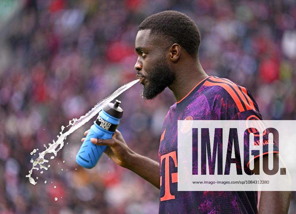 2026–2027 Bundesliga, Matchday 5, FC Augsburg vs. FC Bayern Munich, at the WWK Arena in Augsburg, Dayot Upamecano of FC Bayern Munich spits