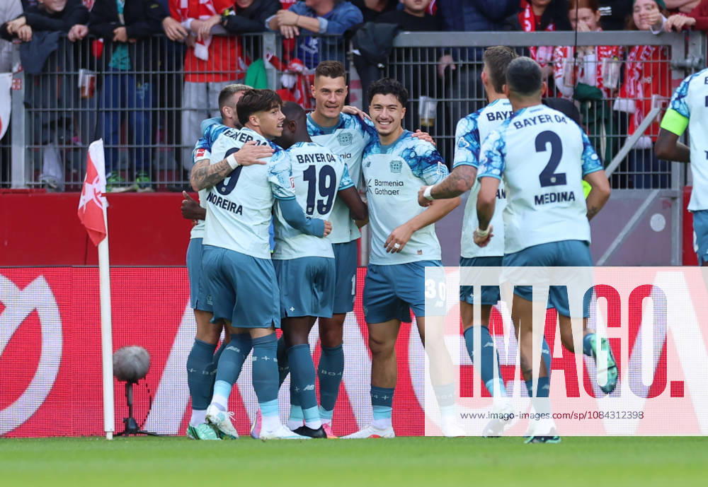 Bundesliga Soccer, 1 FSV Mainz 05 vs. Bayer 04 Leverkusen, from left, goal celebration for the 0–2 goal by Patrik Schick of Bayer 04 Leverkusen, Goal celebration; celebrating the goal. DFL and DFB regulations prohibit any use of photographs as image sequences and or quasi-video.