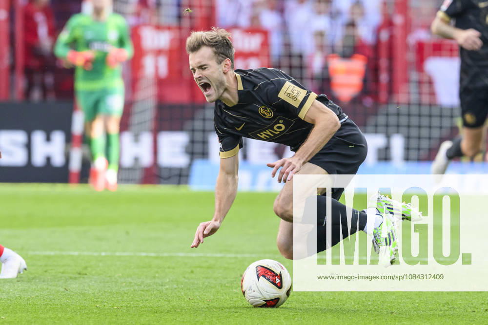 In the photo, from left: Tom Zimmerscheid of SV Elversberg, 29, goes down after a foul; GER, Berlin, soccer, 1. FC Union Berlin vs. SV Elversberg, at the Alte Försterei, October 10, 2026, DFB and DFL regulations prohibit any use of photographs as image sequences and or quasi-video,