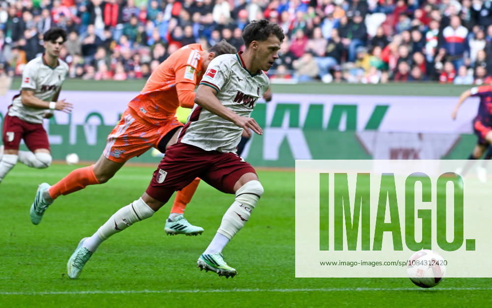 Soccer, Bundesliga 1, FC Augsburg vs. Bayern Munich, Manuel Neuer, FC Bayern Munich, Robin Fellhauer, FC Augsburg, tackle, action, battle for the ball, goal 1–0. DFL and DFB regulations prohibit any use of photographs as image sequences and or quasi-video. Augsburg