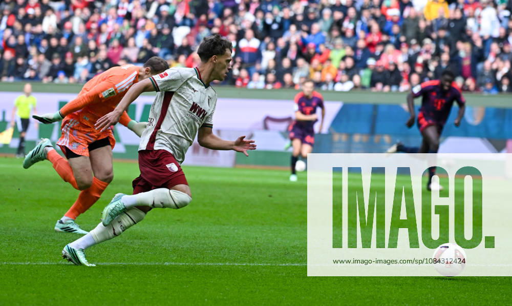 Soccer, Bundesliga 1, FC Augsburg vs. Bayern Munich, Manuel Neuer, FC Bayern Munich, Robin Fellhauer, FC Augsburg, tackle, action, battle for the ball, goal 1–0. DFL and DFB regulations prohibit any use of photographs as image sequences and or quasi-video. Augsburg