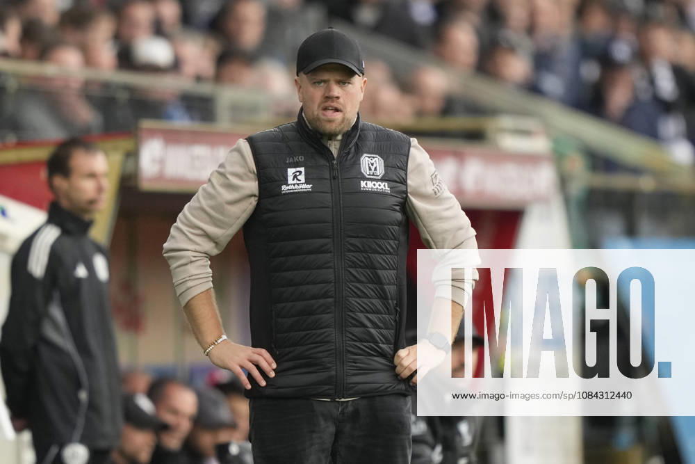 Hänsch Arena, Meppen, GER, 3rd Division, Matchday 9: SV Meppen vs. VfB Stuttgart II, Lucas Beniermann, Coach of SV Meppen. DFL regulations prohibit any use of photographs as image sequences and or quasi-video. Meppen, Lower Saxony, Hänsch Arena