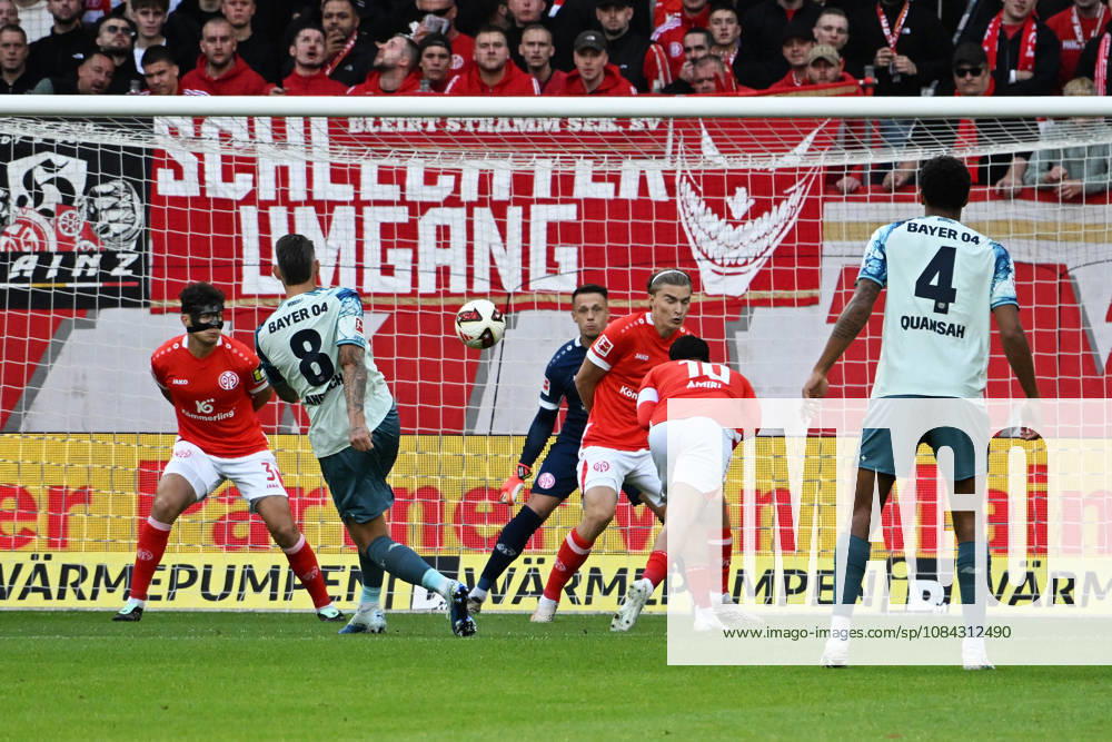 Soccer, Bundesliga 1, FSV Mainz 05 vs. Bayer 04 Leverkusen, Robert Andrich (Bayer 04 Leverkusen) scores the goal, goal, scores the goal 0 1 Alexander Schwolow FSV Mainz 05 Mainz