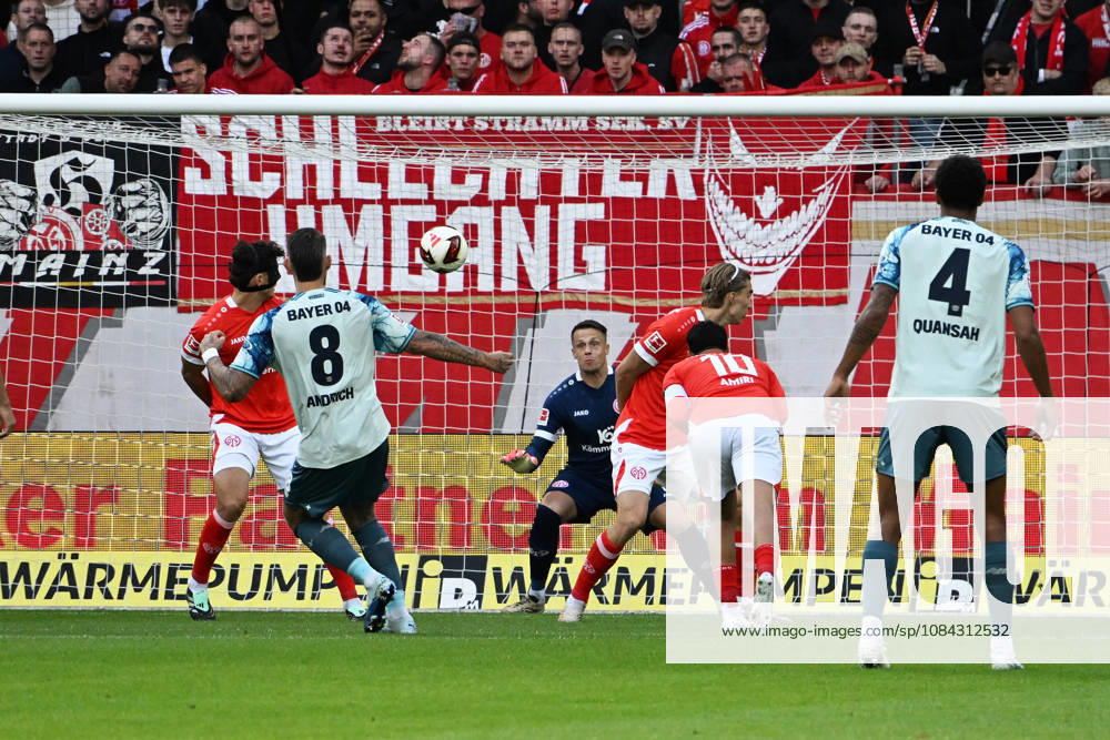 Soccer 1st Bundesliga, FSV Mainz 05 vs. Bayer 04 Leverkusen, Robert Andrich (Bayer 04 Leverkusen) scores the goal, goal, scores the goal 0 1 Alexander Schwolow FSV Mainz 05 Mainz
