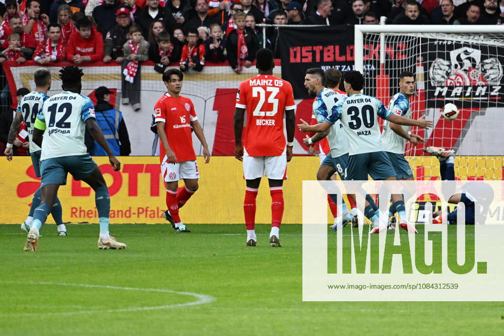 Soccer, Bundesliga 1, FSV Mainz 05 vs. Bayer 04 Leverkusen: Goal celebration after Robert Andrich’s goal (0–1) for Bayer 04 Leverkusen. DFL and DFB regulations prohibit any use of photographs as image sequences and or quasi-videoEO Mainz