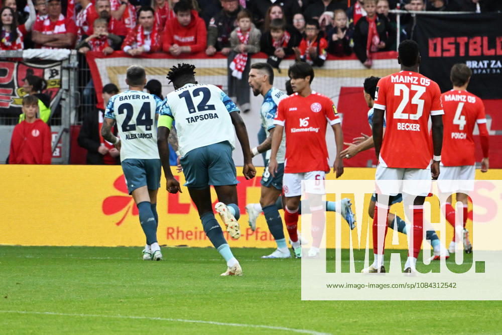 Soccer, Bundesliga 1, FSV Mainz 05 vs. Bayer 04 Leverkusen: Goal celebration after Robert Andrich’s goal (0–1) for Bayer 04 Leverkusen. DFL and DFB regulations prohibit any use of photographs as image sequences and or quasi-videoEO Mainz