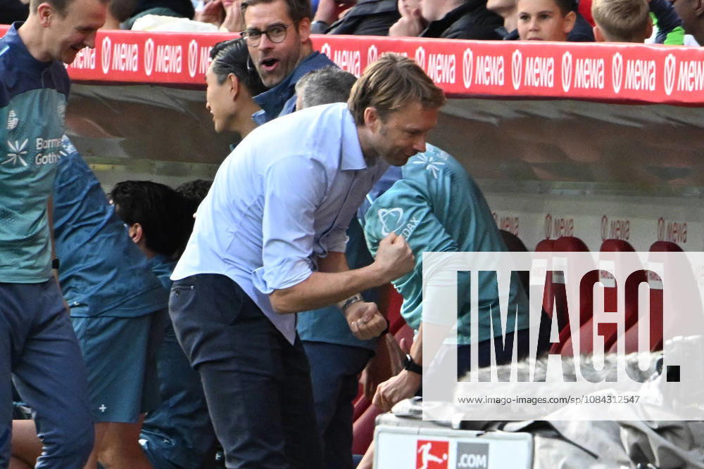 Soccer, Bundesliga 1, FSV Mainz 05 vs. Bayer 04 Leverkusen: Goal celebration after the 0–1 goal; Sports Director Simon Rolfes of Bayer 04 Leverkusen. DFL and DFB regulations prohibit any use of photographs as image sequences and or quasi- VIDEO Mainz