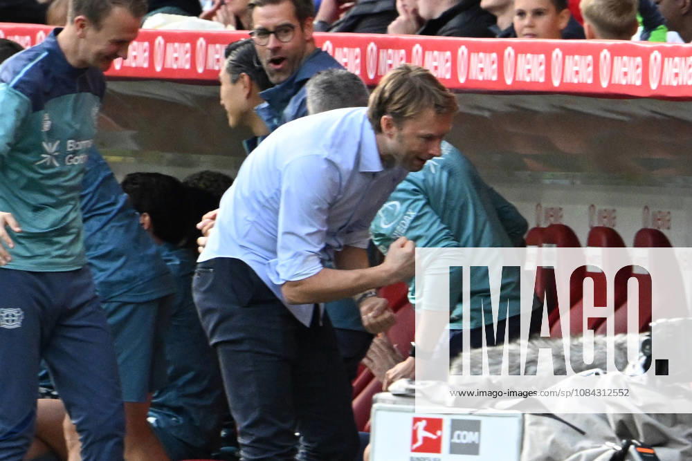 Soccer, Bundesliga 1, FSV Mainz 05 vs. Bayer 04 Leverkusen: Goal celebration after the 0–1 goal; Sports Director Simon Rolfes of Bayer 04 Leverkusen. DFL and DFB regulations prohibit any use of photographs as image sequences and or quasi- VIDEO Mainz
