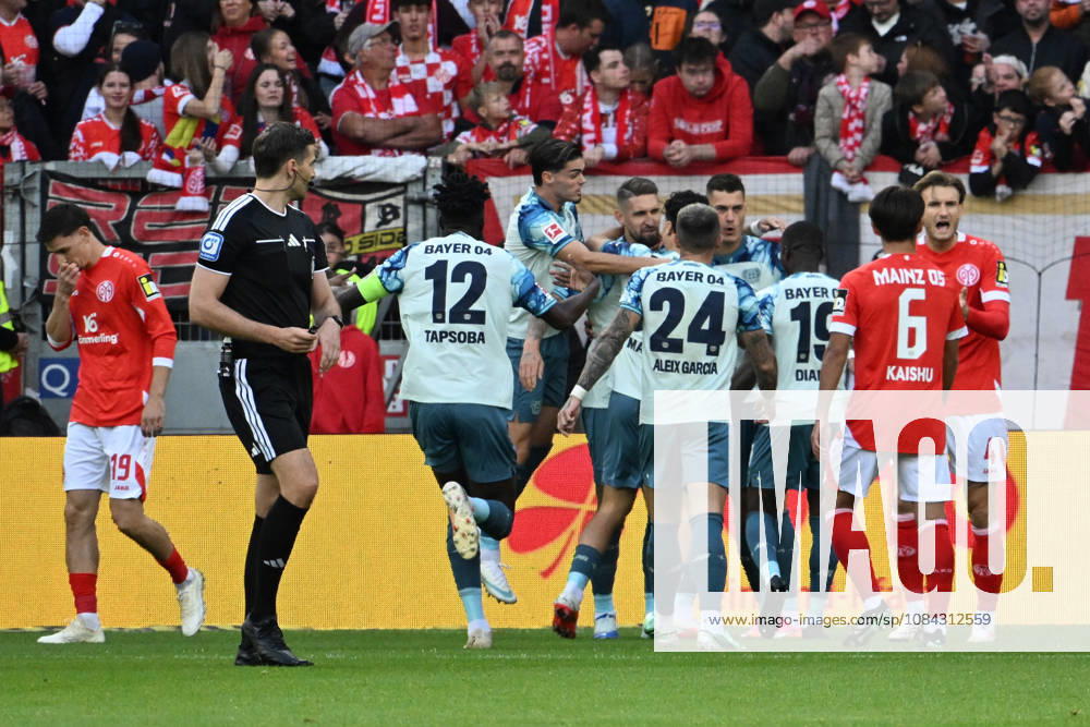 Soccer, Bundesliga 1, FSV Mainz 05 vs. Bayer 04 Leverkusen: Goal celebration after Robert Andrich’s goal (0–1) for Bayer 04 Leverkusen. DFL and DFB regulations prohibit any use of photographs as image sequences and or quasi-videoEO Mainz