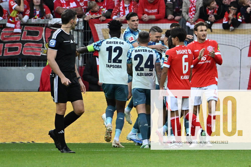Soccer, Bundesliga 1, FSV Mainz 05 vs. Bayer 04 Leverkusen: Goal celebration after Robert Andrich’s goal (0–1) for Bayer 04 Leverkusen. DFL and DFB regulations prohibit any use of photographs as image sequences and or quasi-videoEO Mainz