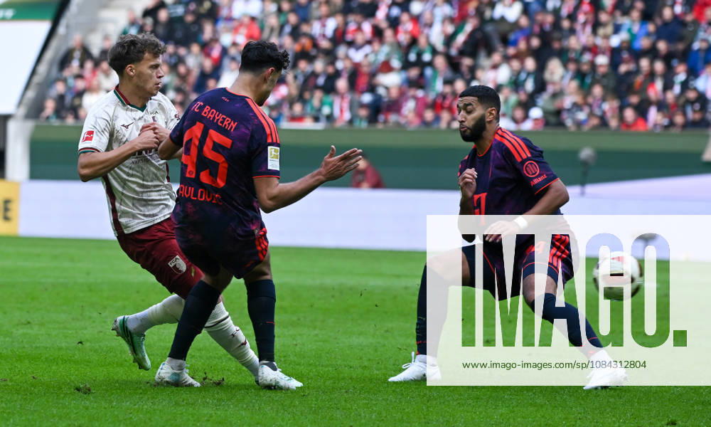 Soccer, Bundesliga 1, FC Augsburg vs. Bayern Munich, Robin Fellhauer (FC Augsburg), Aleksandar Pavlovic, FC Bayern Munich; Ismael Saibari, FC Bayern Munich; tackle, action, battle for the ball. DFL and DFB regulations prohibit any use of photographs as image sequences and or quasi-video. Augsburg