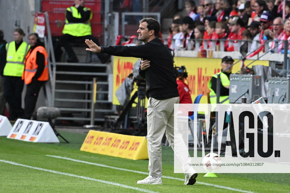 Soccer, Bundesliga 1, FSV Mainz 05 vs. Bayer 04 Leverkusen; Head Coach Carles Martinez of Bayer 04 Leverkusen gives instructions, gesticulates, waves his arms, gesticulates Mainz