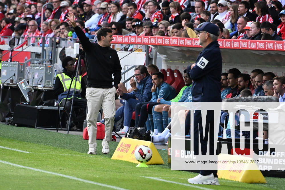 Soccer, Bundesliga 1, FSV Mainz 05 vs. Bayer 04 Leverkusen; Coach Carles Martinez of Bayer 04 Leverkusen gives instructions, gesticulates, waves his arms; gesticulates Coach Urs Fischer, FSV Mainz 05. DFL and DFB regulations prohibit any use of photographs as image sequences and or quasi-video. Mainz