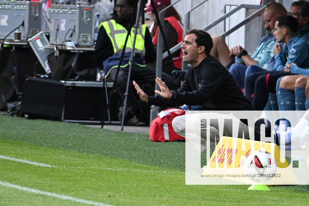 Soccer, Bundesliga 1, FSV Mainz 05 vs. Bayer 04 Leverkusen; Coach Carles Martinez of Bayer 04 Leverkusen gives instructions, gesticulates, waves his arms; gives instructions, gesticulates Mainz