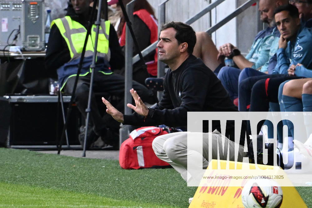 Soccer, Bundesliga 1, FSV Mainz 05 vs. Bayer 04 Leverkusen; Coach Carles Martinez of Bayer 04 Leverkusen gives instructions, gesticulates, waves his arms; gives instructions, gesticulates Mainz