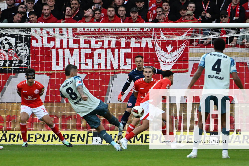 Soccer 1st Bundesliga, FSV Mainz 05 vs. Bayer 04 Leverkusen, Robert Andrich (Bayer 04 Leverkusen) scores the goal, goal, scores the goal 0 1 Alexander Schwolow FSV Mainz 05 Mainz