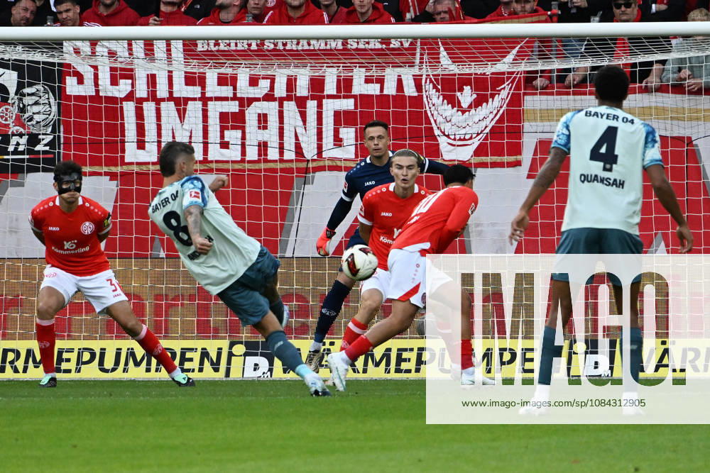 Soccer 1st Bundesliga, FSV Mainz 05 vs. Bayer 04 Leverkusen, Robert Andrich (Bayer 04 Leverkusen) scores the goal, goal, scores the goal 0 1 Alexander Schwolow FSV Mainz 05 Mainz