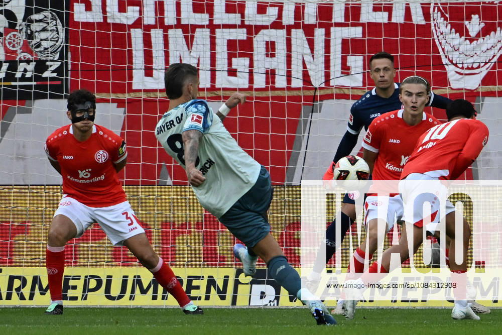 Soccer 1st Bundesliga, FSV Mainz 05 vs. Bayer 04 Leverkusen, Robert Andrich (Bayer 04 Leverkusen) scores the goal, goal, scores the goal 0 1 Alexander Schwolow FSV Mainz 05 Mainz