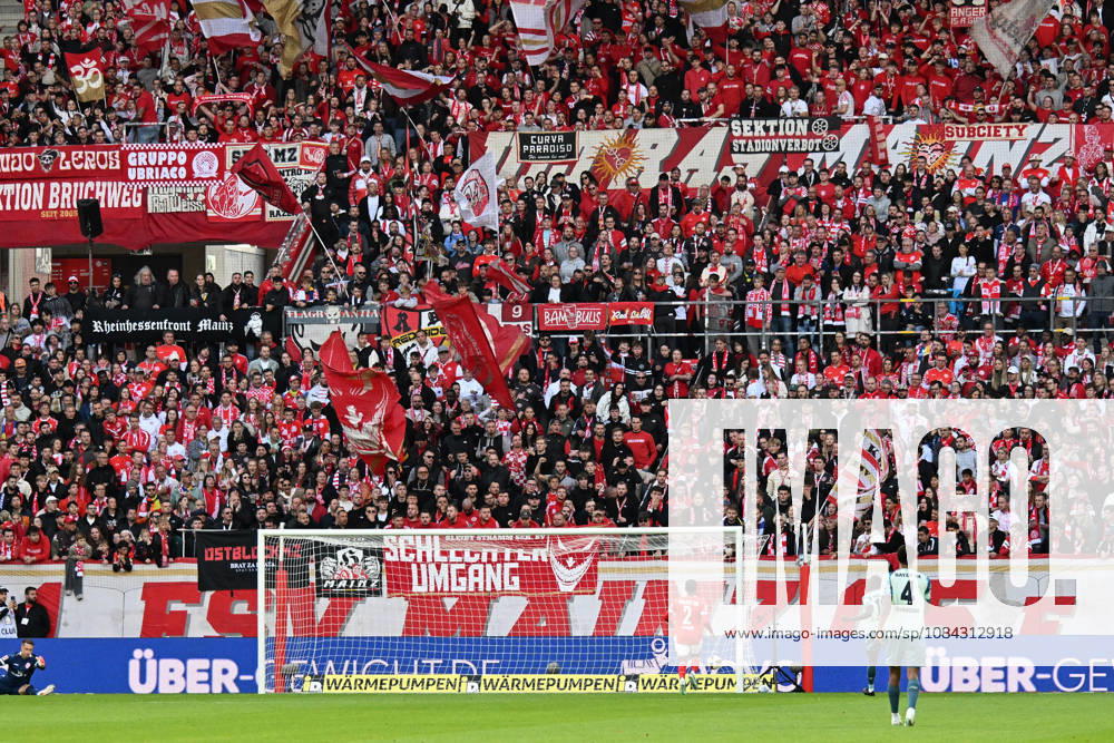 Soccer, Bundesliga 1, FSV Mainz 05 vs. Bayer 04 Leverkusen – Mainz fans, atmosphere, scarves, emotions. DFL and DFB regulations prohibit any use of photographs as image sequences and or quasi-video. Mainz