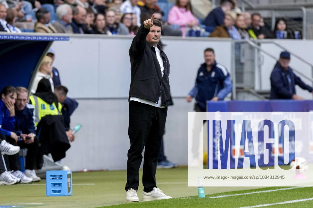 Merlin Polzin, coach and head coach of HSV, gives instructions, gesturing with his arms; cutout, full-body, single frame, single photo, action, on the sidelines, at the sideline, 10 10 2026, Sinsheim, Germany, soccer, Bundesliga, TSG 1899 Hoffenheim, Hamburger SV; DFB and DFL regulations prohibit any use of photographs as image sequences and or quasi-video