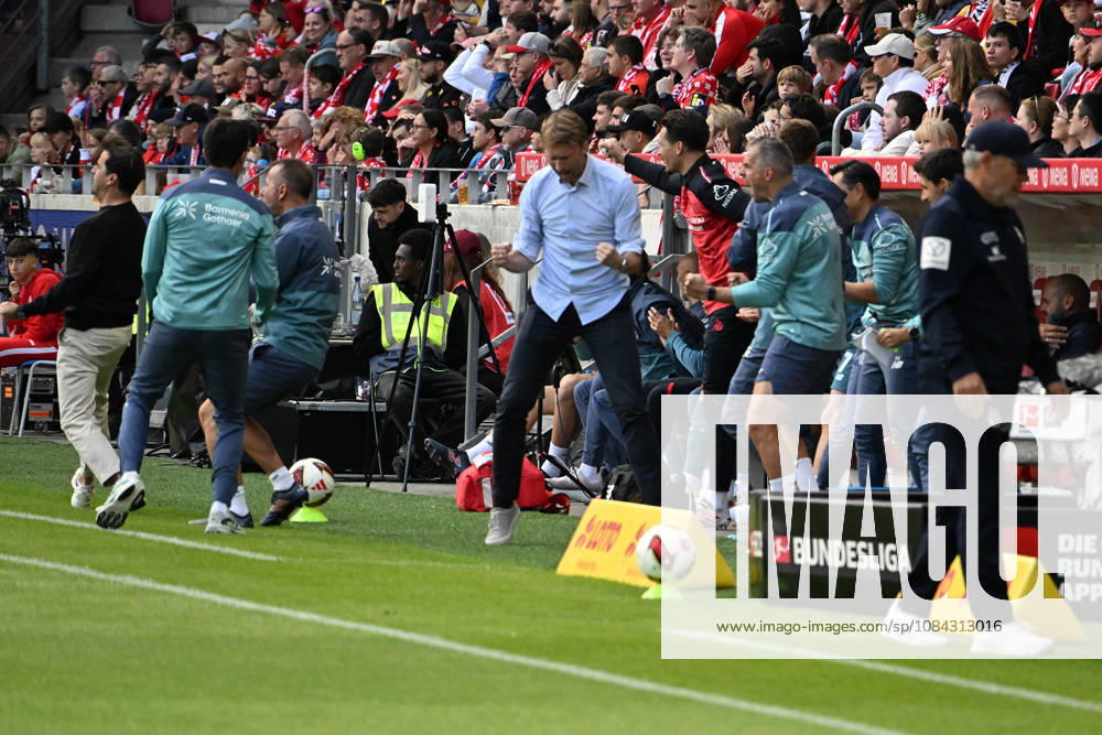 Soccer, Bundesliga 1, FSV Mainz 05 vs. Bayer 04 Leverkusen: Goal celebration after the goal to celebrate the goal 0–1; Sports Director Simon Rolfes, Bayer 04 Leverkusen; DFL; DFB regulations prohibit any use of photographs as image sequences and or quasi-VIDEO Mainz