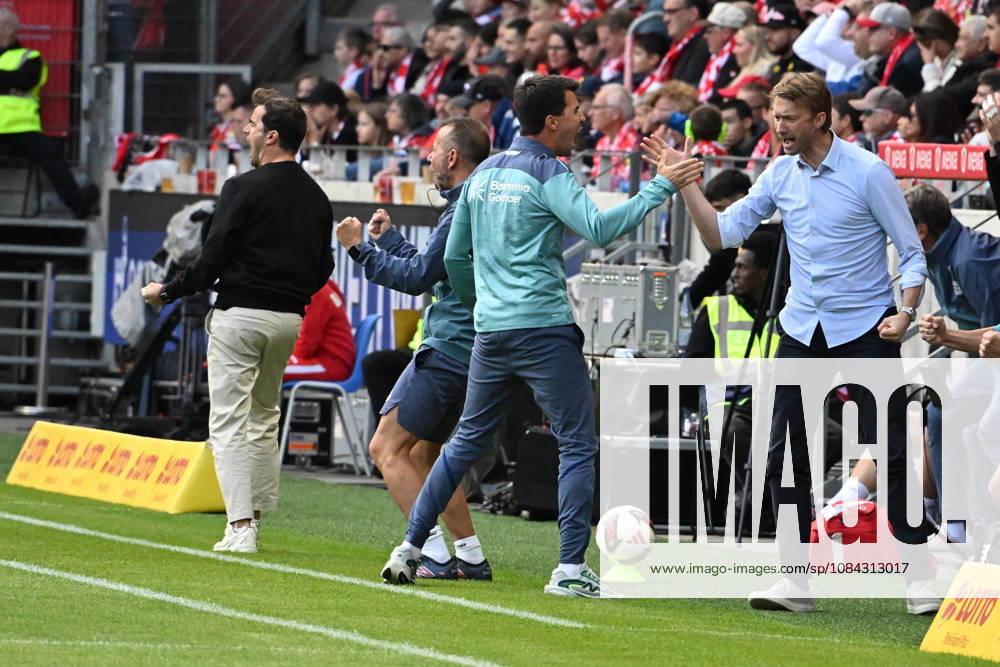 Soccer, Bundesliga 1, FSV Mainz 05 vs. Bayer 04 Leverkusen: Goal celebration after the goal to celebrate the goal 0–1 Coach Carles Martinez, Bayer 04 Leverkusen; Sporting Director Simon Rolfes, Bayer 04 Leverkusen. DFL and DFB regulations prohibit any use of photographs as IMAGE SEQUENCES and or QUASI-VIDEO Mainz