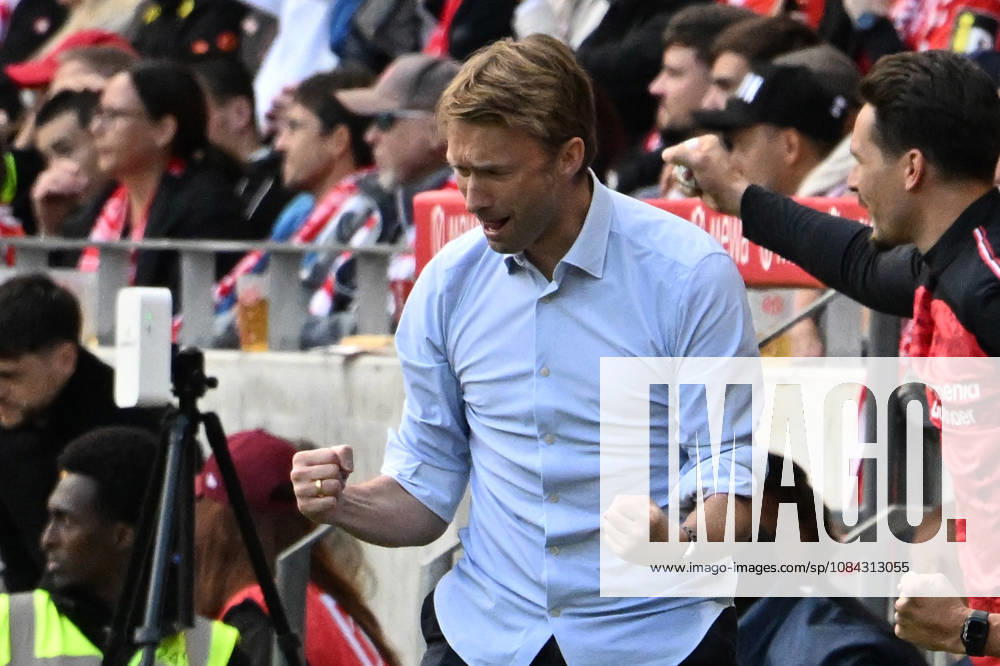 Soccer, Bundesliga 1, FSV Mainz 05 vs. Bayer 04 Leverkusen: Goal celebration after the goal 0–1; Sports Director Simon Rolfes, Bayer 04 Leverkusen; DFL; DFB regulations prohibit any use of photographs as image sequences and or quasi-VIDEO Mainz