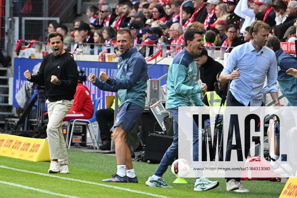 Soccer, Bundesliga 1, FSV Mainz 05 vs. Bayer 04 Leverkusen: Goal celebration after the goal to celebrate the goal 0–1 Coach Carles Martinez, Bayer 04 Leverkusen; Sporting Director Simon Rolfes, Bayer 04 Leverkusen. DFL and DFB regulations prohibit any use of photographs as IMAGE SEQUENCES and or QUASI-VIDEO Mainz