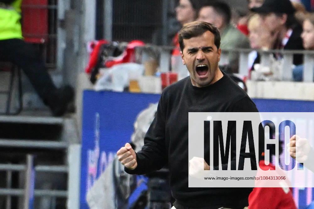 Soccer, Bundesliga 1, FSV Mainz 05 vs. Bayer 04 Leverkusen: Goal celebration after the goal to celebrate the goal 0–1 Coach Carles Martinez, Bayer 04 Leverkusen. DFL and DFB regulations prohibit any use of photographs as image sequences and or quasi-VVIDEO Mainz