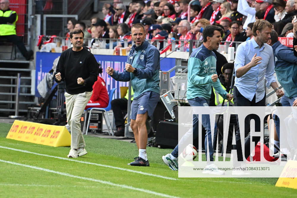 Soccer, Bundesliga 1, FSV Mainz 05 vs. Bayer 04 Leverkusen: Goal celebration after the goal to celebrate the goal 0–1 Coach Carles Martinez, Bayer 04 Leverkusen; Sporting Director Simon Rolfes, Bayer 04 Leverkusen. DFL and DFB regulations prohibit any use of photographs as IMAGE SEQUENCES and or QUASI-VIDEO Mainz