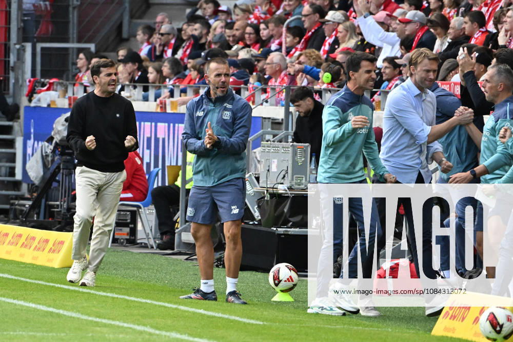 Soccer, Bundesliga 1, FSV Mainz 05 vs. Bayer 04 Leverkusen: Goal celebration after the goal to celebrate the goal 0–1 Coach Carles Martinez, Bayer 04 Leverkusen; Sporting Director Simon Rolfes, Bayer 04 Leverkusen. DFL and DFB regulations prohibit any use of photographs as IMAGE SEQUENCES and or QUASI-VIDEO Mainz