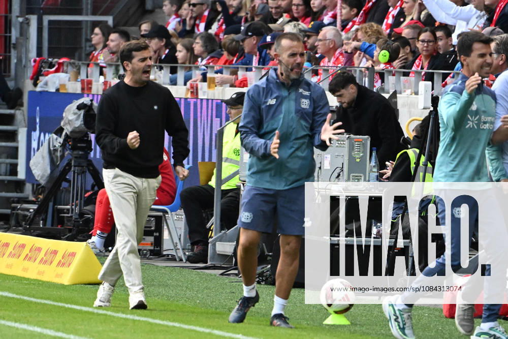 Soccer, Bundesliga 1, FSV Mainz 05 vs. Bayer 04 Leverkusen: Goal celebration after the goal—celebrating the goal—0–1. Coach Carles Martinez, Bayer 04 Leverkusen. DFL and DFB regulations prohibit any use of photographs as image sequences and or quasi-VVIDEO Mainz