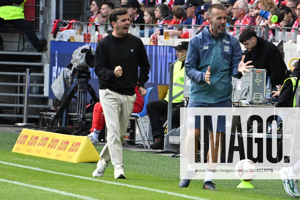 Soccer, Bundesliga 1, FSV Mainz 05 vs. Bayer 04 Leverkusen: Goal celebration after the goal—celebrating the goal—0–1. Coach Carles Martinez, Bayer 04 Leverkusen. DFL and DFB regulations prohibit any use of photographs as image sequences and or quasi-VVIDEO Mainz