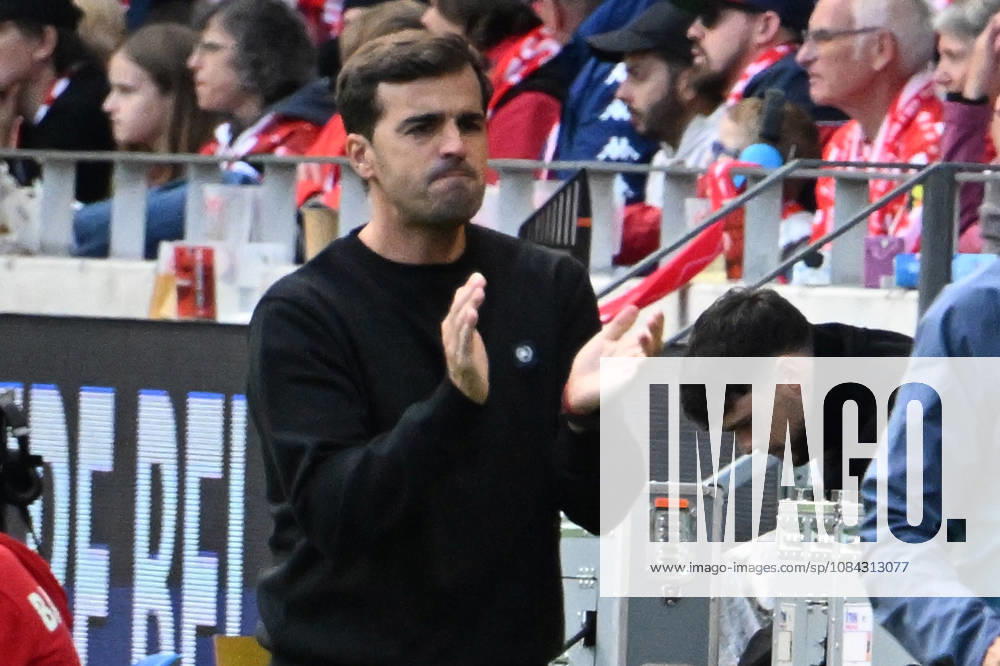 Soccer, Bundesliga 1, FSV Mainz 05 vs. Bayer 04 Leverkusen: Goal celebration after the goal—celebrating the goal—0–1. Coach Carles Martinez, Bayer 04 Leverkusen. DFL and DFB regulations prohibit any use of photographs as image sequences and or quasi-VVIDEO Mainz