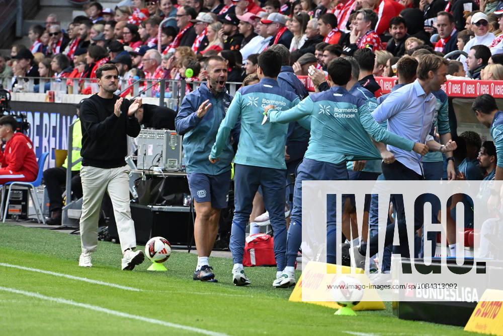Soccer, Bundesliga 1, FSV Mainz 05 vs. Bayer 04 Leverkusen: Goal celebration after the goal to celebrate the goal 0–1 Coach Carles Martinez, Bayer 04 Leverkusen; Sporting Director Simon Rolfes, Bayer 04 Leverkusen. DFL and DFB regulations prohibit any use of photographs as IMAGE SEQUENCES and or QUASI-VIDEO Mainz