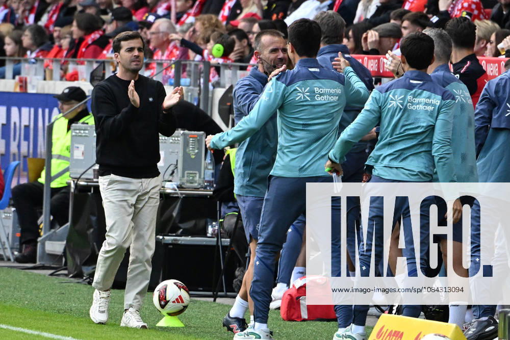 Soccer, Bundesliga 1, FSV Mainz 05 vs. Bayer 04 Leverkusen: Goal celebration after the goal to celebrate the goal 0–1 Coach Carles Martinez, Bayer 04 Leverkusen. DFL and DFB regulations prohibit any use of photographs as image sequences and or quasi-VIDEO Mainz