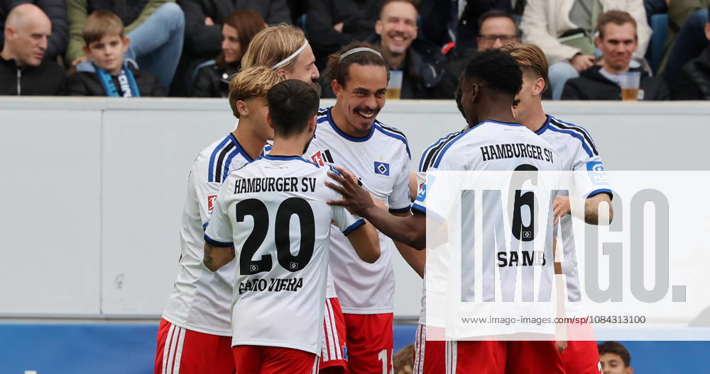 Sinsheim, Bundesliga soccer: TSG 1899 Hoffenheim vs. Hamburger SV, HSV celebrating, with goal scorer Yussuf Poulsen in the center