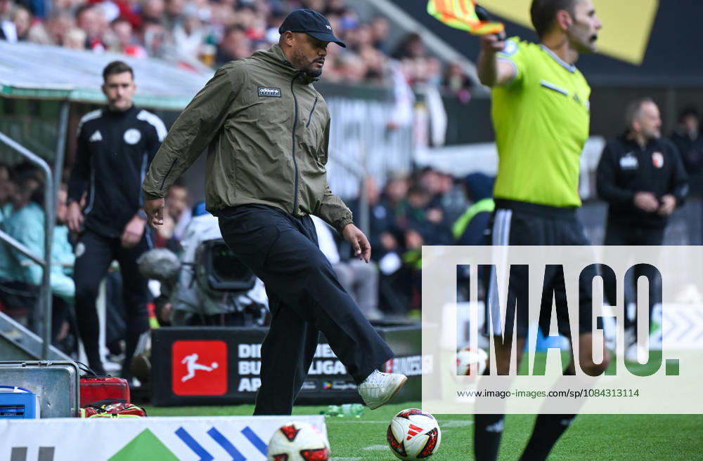 Soccer, Bundesliga 1, FC Augsburg vs. Bayern Munich, Head Coach Vincent Kompany, FC Bayern Munich, DFL, DFB. REGULATIONS PROHIBIT ANY USE OF PHOTOGRAPHS AS IMAGE SEQUENCES AND OR QUASI-VIDEO, Augsburg