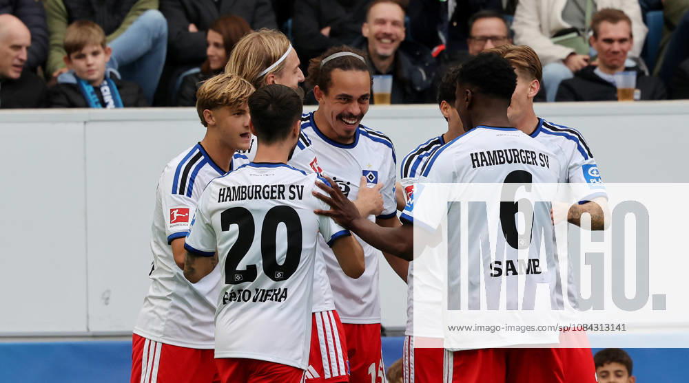 Sinsheim, Bundesliga soccer: TSG 1899 Hoffenheim vs. Hamburger SV, HSV celebrating, with goal-scorer Yussuf Poulsen in the center